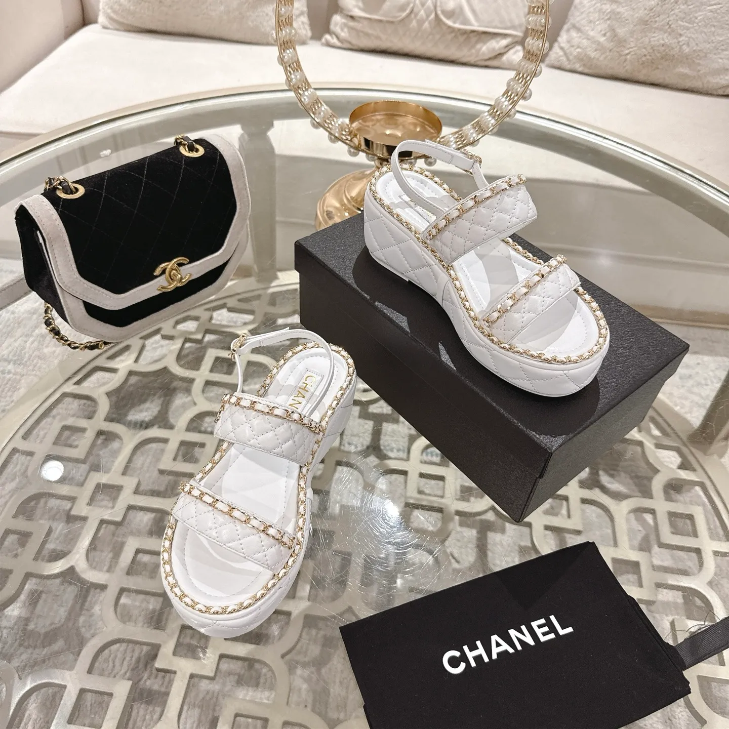 👟👟Ex-factory price 600👟👟 𝐂𝐇𝐀𝐍𝐄𝐋 | Xiaoxiang 25𝐬𝐬 🦋2025 Spring and Summer New Products Counter Classic Xiaoxiang Double C Diamond Chain Slippers Series New〰 🍬 The absolute best in the BS fashion circle. Matching will perform meticulously Minimalist, classic elements that will never fade away 💋 Show unique dressing style, too beautiful to say anything. A must-have for summer... Upper: Original high-customized lambskin Lining: Imported mixed sheepskin lining Outsole: Original molded non-slip outsole Shoe size: 35-39 (34.40.41.42 customization is not returnable)